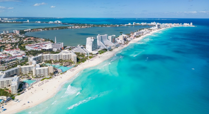 Cancún en crisis: Hoteleros sufren pérdidas por inadmisión de turistas en el aeropuerto