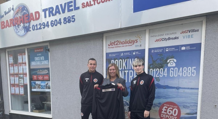 Miembros del Ardeer Thistle FC en Barrhead Travel | Foto: Barrhead Travel vía Facebook