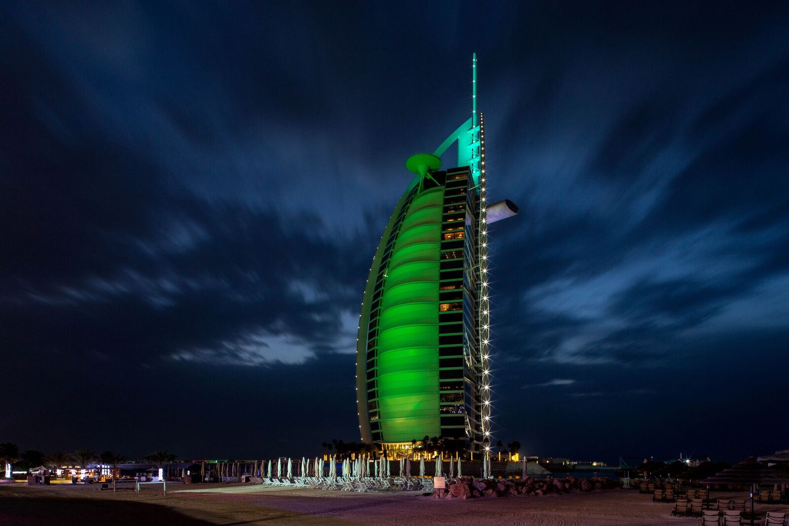 Dubai green. Бурдж Аль-араб Дубай. Зеленый Дубай. Burj al arab. Дубай позеленел.