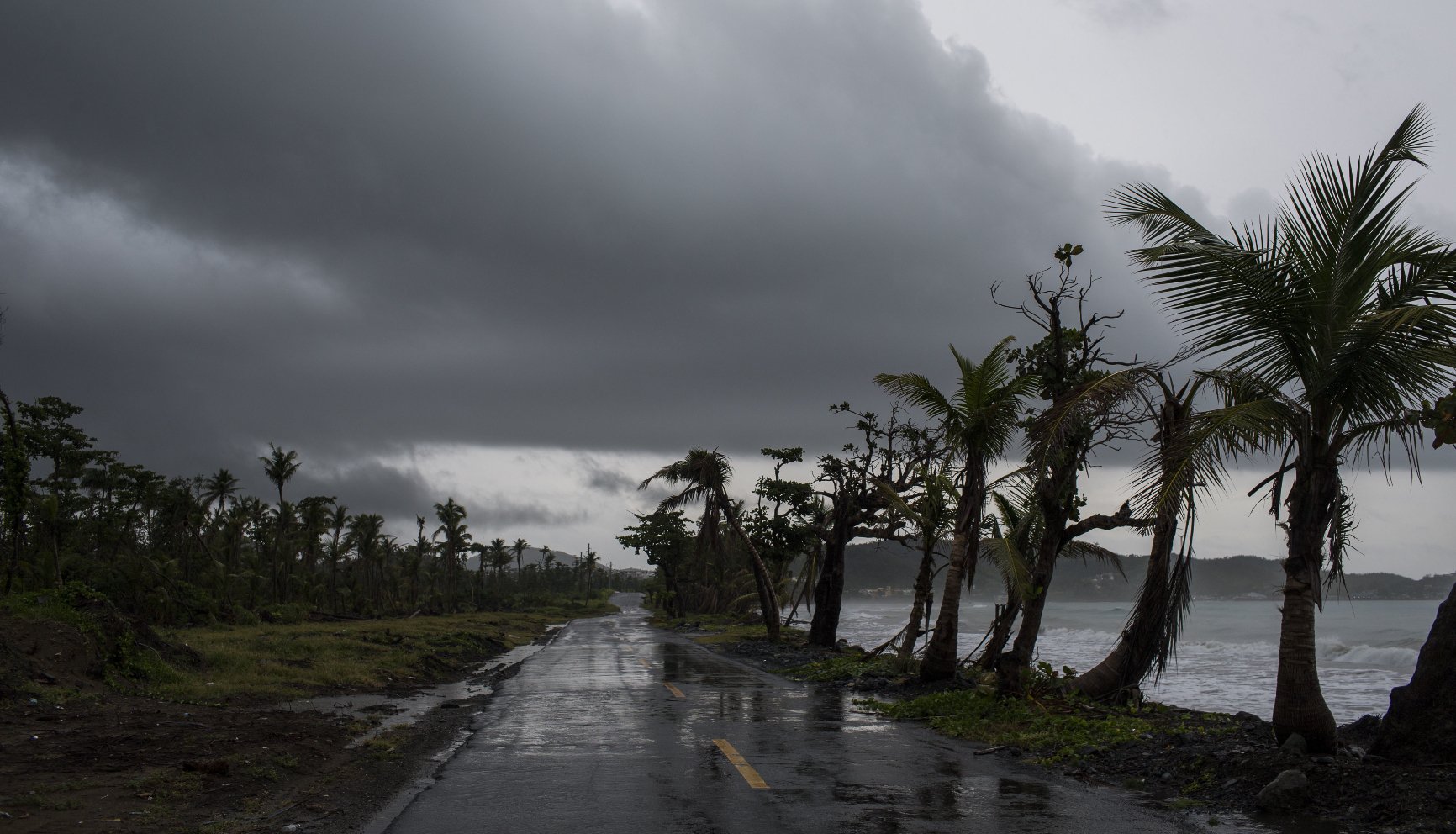 Huracán Beryl inunda y deja sin luz a Puerto Rico