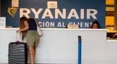 La CAA emprende acciones legales contra Ryanair por no indemnizar a sus pasajeros|Foto: atención al cliente de Ryanair en el aeropuerto de Ibiza- Toni Escobar vía Diario de Mallorca