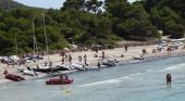 Ibiza cierra la escuela de vela de ses Salines por “incumplimiento grave”|Foto: Lanchas a motor de la empresa adjudicataria- Diario de Ibiza