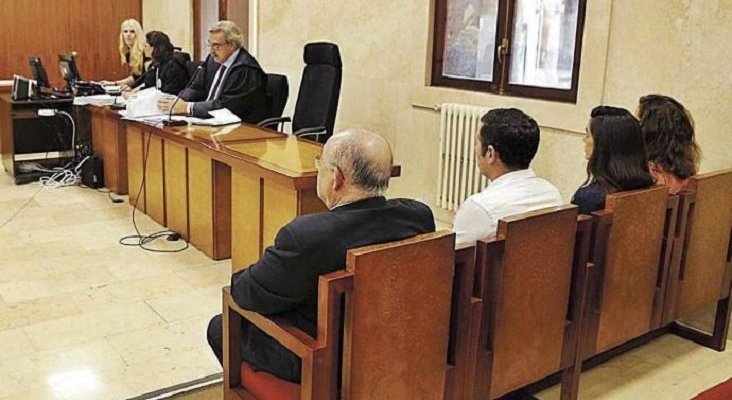 Escuela de pilotos a juicio por estafar 1,5 millones de euros|Foto: Acusados durante el juicio- Enrique Calvo vía Diario de Mallorca