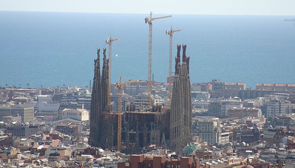 ¿Cuánto tiempo pasa un turista en la cola para entrar a una atracción?