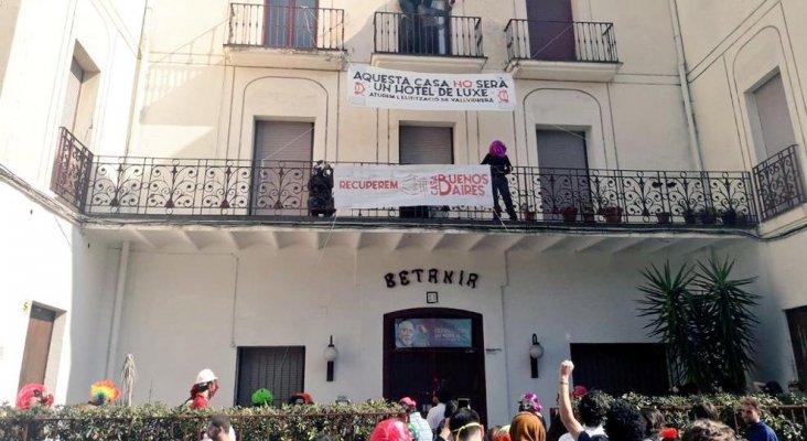 Vecinos ocupan un edificio histórico para evitar que se convierta en hotel de lujo | Foto: Twitter Casa Buenos Aires- Vallvidrera vía La Vanguardia