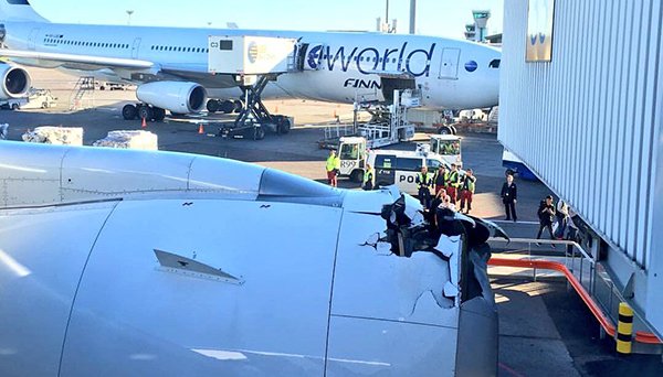 El motor de un Airbus A350 de Finnair choca contra un finger