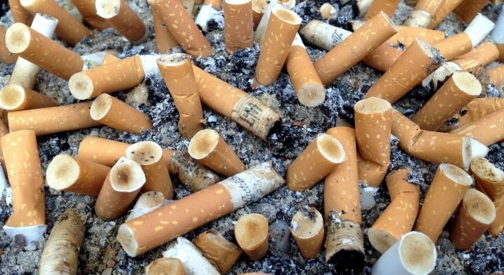 Salud Pública cita a ayuntamientos de Baleares para prohibir fumar en las playas