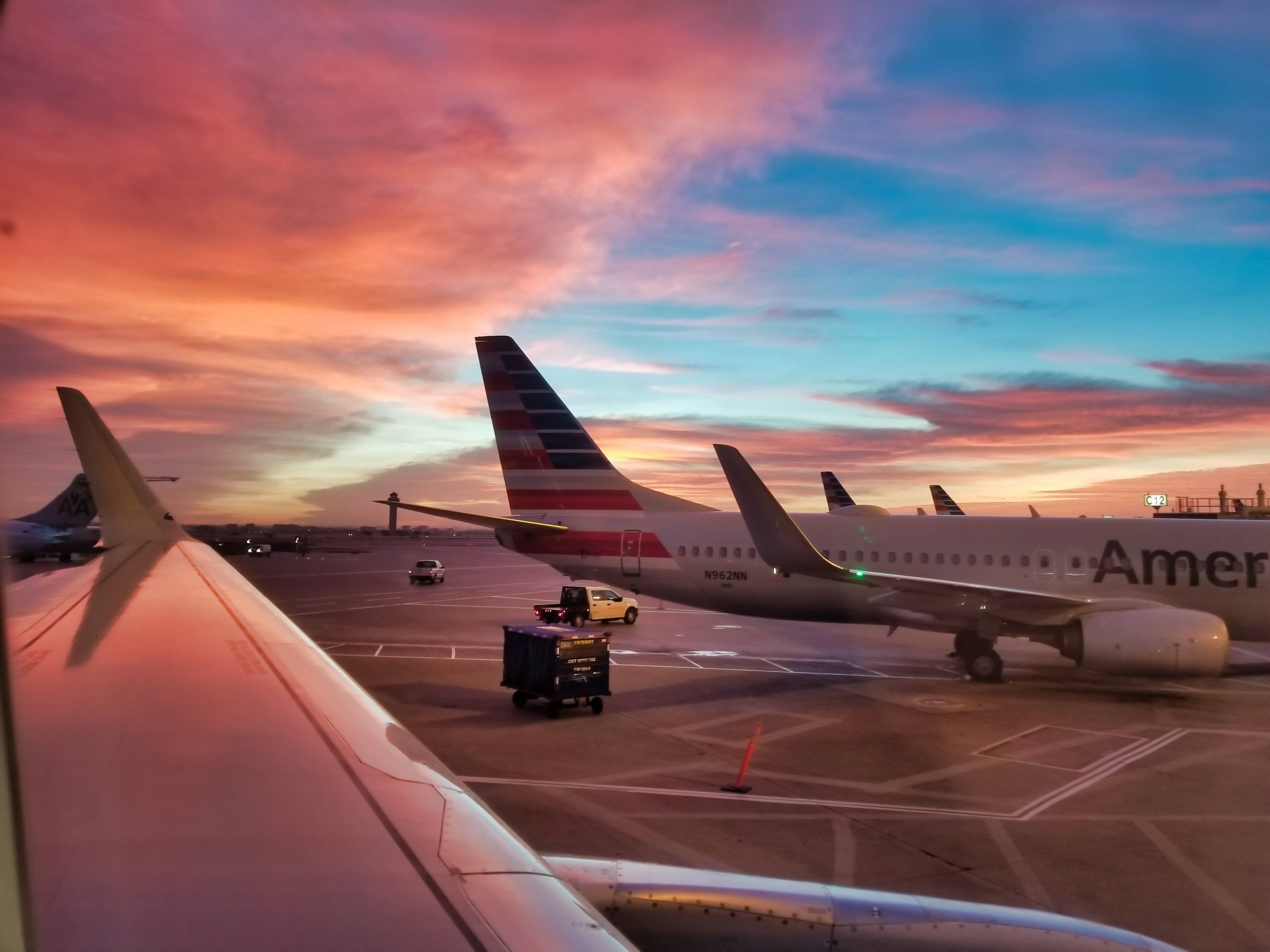 Где самолет американской. Авиакомпания American Airlines. Американ Эйрвейз. Самолет и аэропорт. Америка авиалиния.