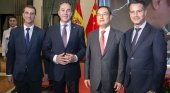 De izquierda a derecha, Víctor Rodríguez y David Morales (Lopesan), el embajador de China, Lyu Fan, y Roberto González (Lopesan).