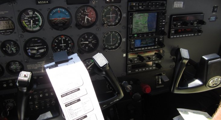 Cabina de piloto durante un vuelo.