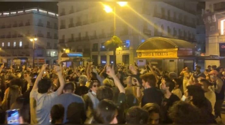 Esto provocó que durante la noche del sábado al domingo en numerosas ciudades españolas muchas personas salieran a celebrarlo | Foto publico.es