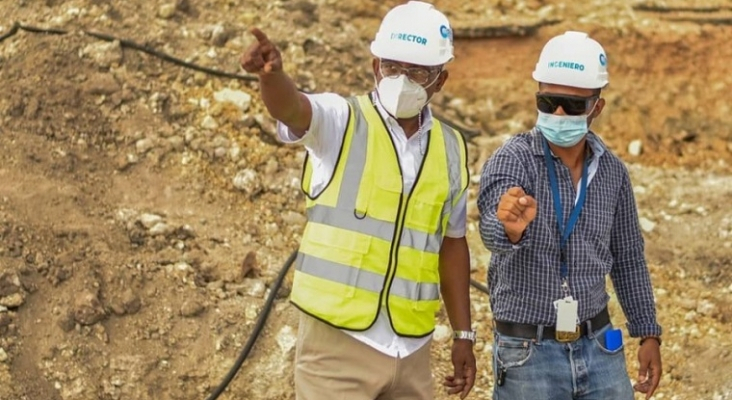 Trabajadores de CORAABO, responsable del abastecimiento de agua al Aeropuerto Internacional de Santo Domingo (República Dominicana)