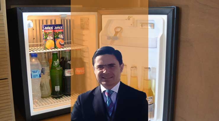 El minibar de las habitaciones de los hoteles y los clientes