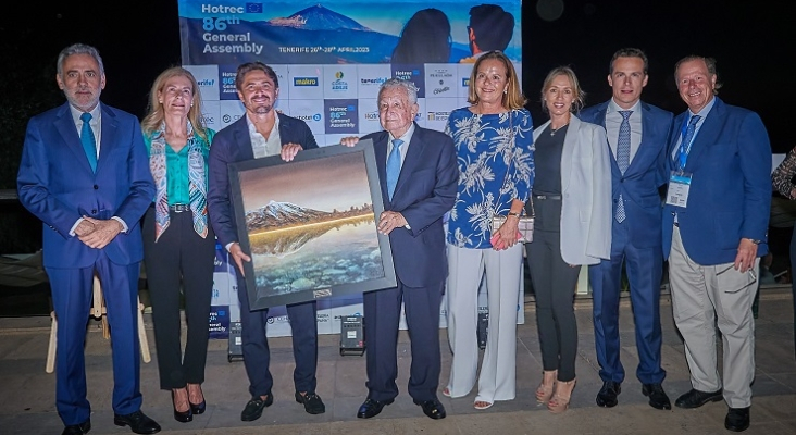 El doctor Pedro Luis Cobiella (Hospiten) recibiendo el el Premio Ashotel Perelada Chivite