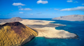 Perspectiva aérea de La Graciosa, en primer término, y Lanzarote, al fondo | Foto: vía Hola Islas Canarias