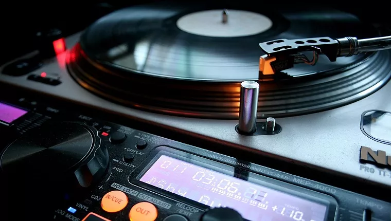 Mesa de mezclas con giradiscos para vinilos | Foto: vía Pixabay