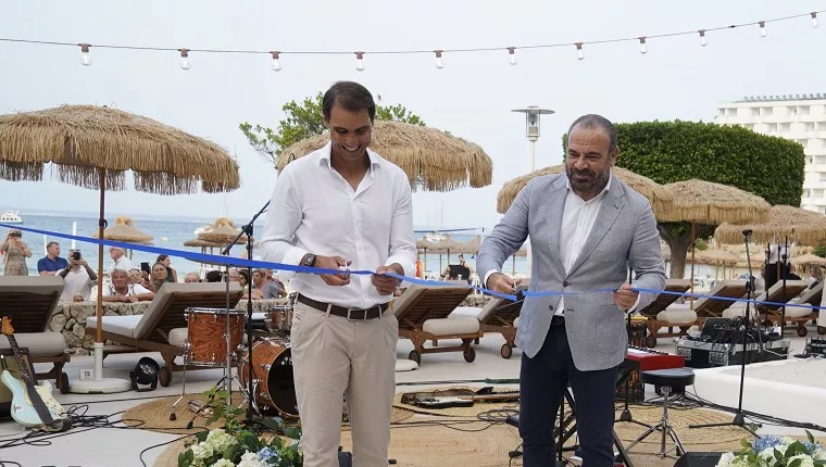 Rafa Nadal y Gabriel Escarrer cortan la cinta simbólica en la inauguración del hotel ZEL Mallorca | Foto: MHI