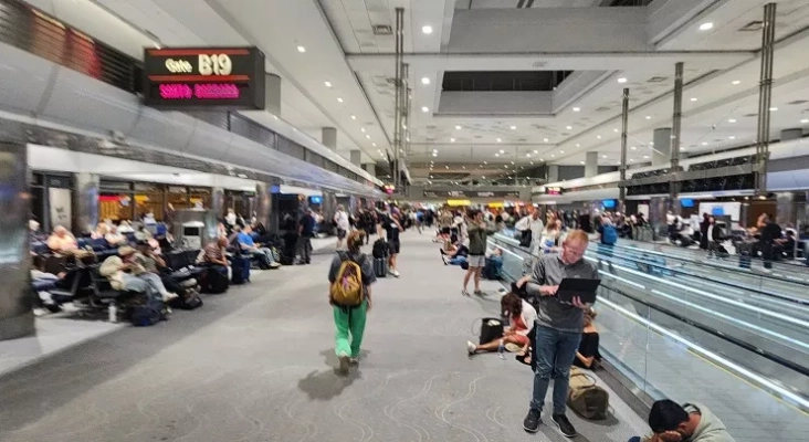 Pasajeros en el Aeropuerto Internacional de Denver Foto @JoelRushNBA