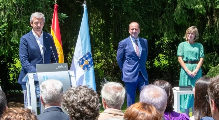 Alfonso Rueda, presidente de la Xunta de Galicia; Xosé Manuel Merelles, director de la Agencia gallega de Turismo y su predecesora, Nava Castro