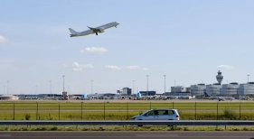 Un avión despega del Aeropuerto Schiphol de Ámsterdam