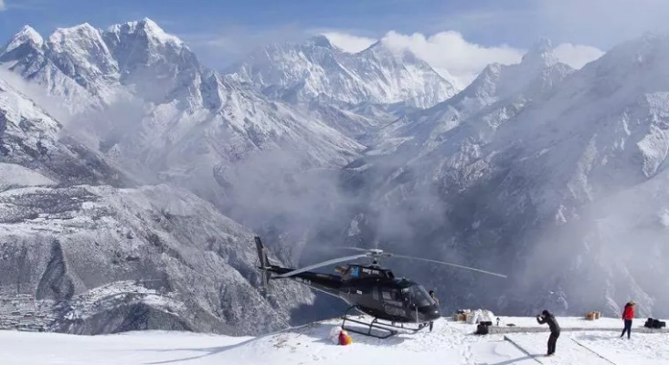 Fallecen cinco turistas mexicanos en un accidente aéreo tras visitar el Everest | En la imagen, un helicóptero de la compañía Manang Air en la zona del Himalaya