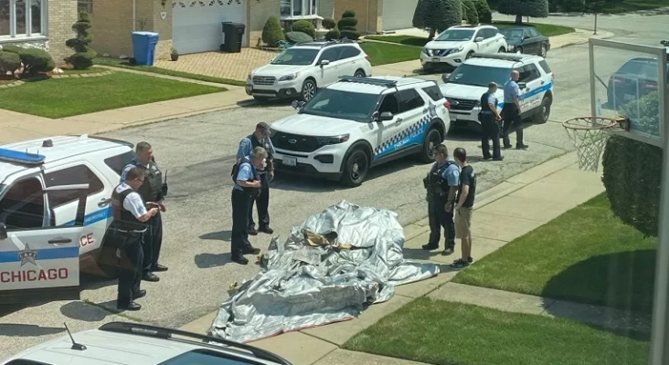 El tobogán de emergencia de un avión sorprende a unos vecinos de Chicago al ‘aterrizar’ en su jardín | Foto: Patrick Devitt