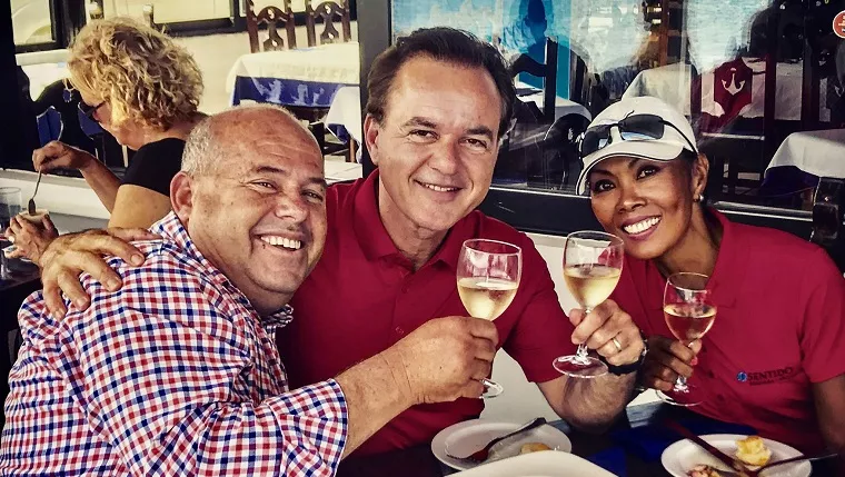 Tino García (izda.) junto a Hans Müller y su mujer durante una comida en Lanzarote | Foto: Cedida