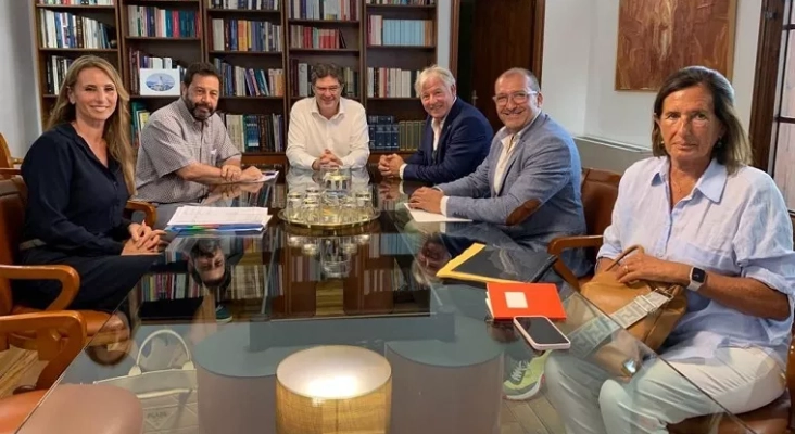 Miembros del actual Govern de Baleares reunidos con miembros de Turisme de Mallorca | Foto: Consell de Mallorca