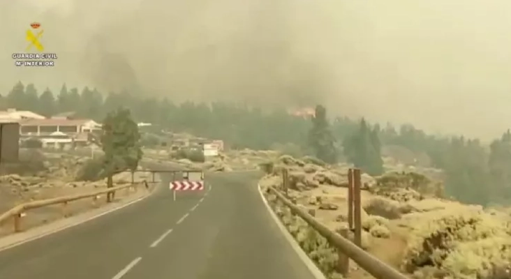 El fuego ha alcanzado los aledaños del Parador Nacional de la Cañada del Teide