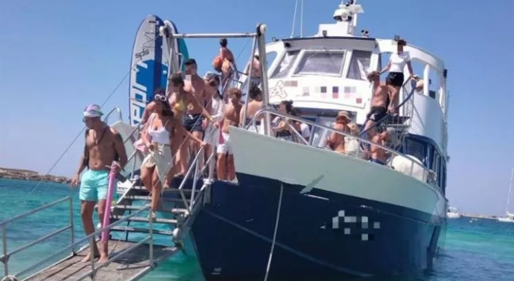 Sancionada una naviera por desembarcar a turistas en el islote privado de s’Espalmador (Baleares)