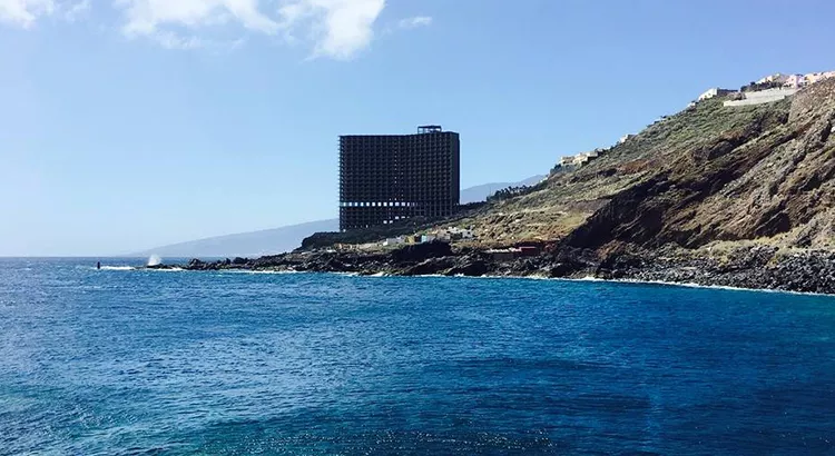 Vista del hotel abandonado dese el mar | Foto: vía COPE