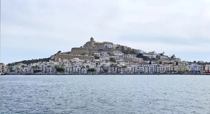 Las empresas turísticas de Ibiza que alquilan viviendas para sus trabajadores pagarán un 20% más 