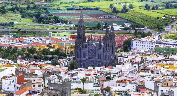 Vista aérea del casco antiguo de Arucas, en el norte de Gran Canaria | Foto: Turespaña