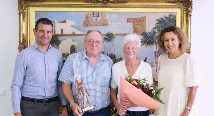 Hazel y Roger Tebbutt reciben el homenaje por parte de los representantes del Ayuntamiento de Sant Antoni