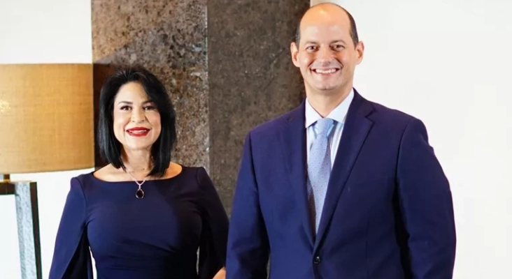 R. Dominicana es líder en el Caribe en turismo médico | En la imagen, Amelia Reyes, presidenta de AF Comunicación, y Alejandro Cambiaso, presidente de ADTS.