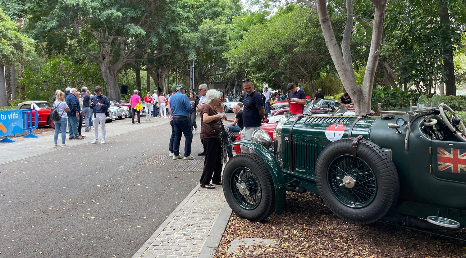 Bentley Blower, en primer término, durante la exhibición realizada en el parque García Sanabria de Sta. Cruz de Tenerife | Foto: Tourinews©