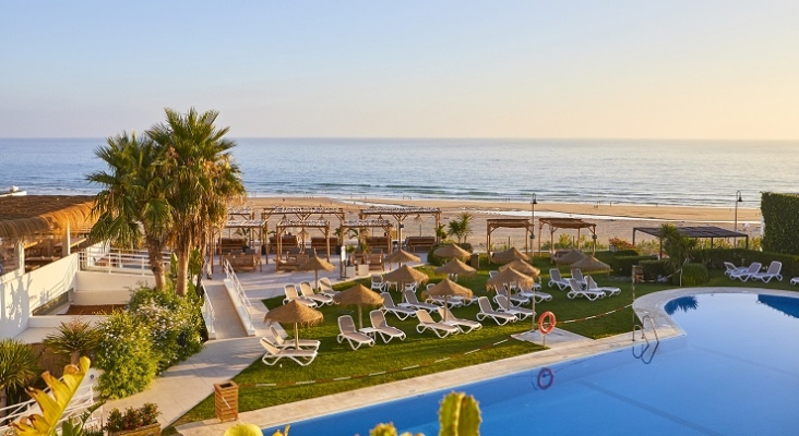 Área de la piscina en el Hotel Conil