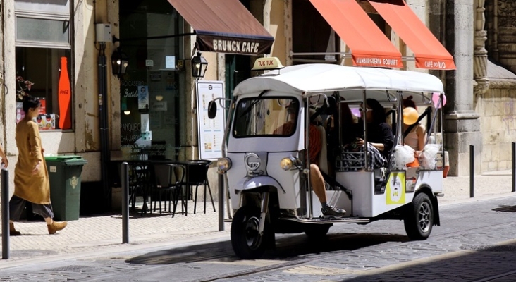 Un Tuk Tuk por las calles de Lisboa (Portugal).