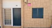 Inmueble con el cartel de vivienda vacacional (VV) en Gran Canaria | Foto: Tourinews©