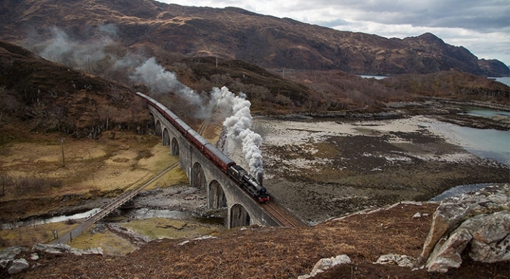 Vista del tren de vapor Jacobita o tren de Harry Potter