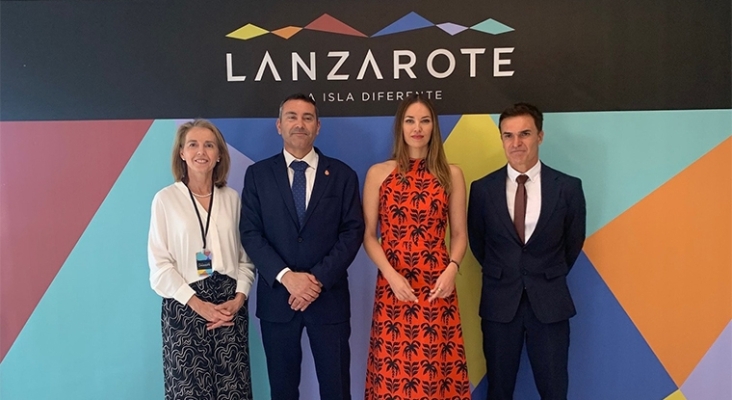 Susana Pérez (FTL), Oswaldo Betancort (Cabildo de Lanzarote), la modelo Helen Lindes y Héctor Fernández (SPEL) durante la presentación celebrada en los Jameos del Agua | Foto: FTL