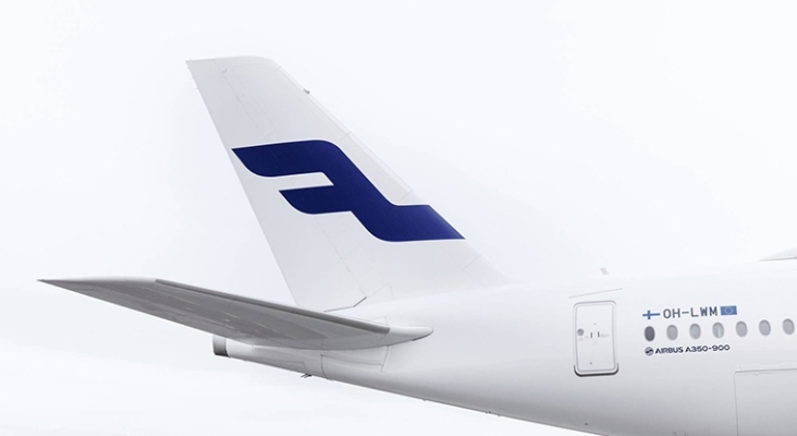 Cola de un avión con el logo de la aerolínea finlandesa | Foto: Finnaire la aerolínea finlandesa | Foto: Finnairde la aerolínea finlandesa Foto Finnair