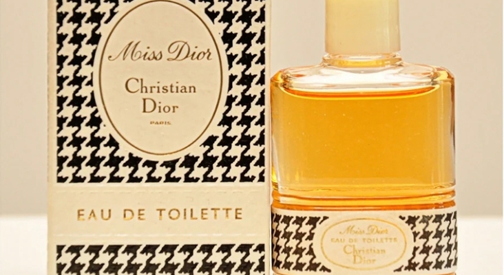 Perfume Miss Dior de la década de 1940 con el diseño ajedrezado de la tela Pepita | Foto: Etsy