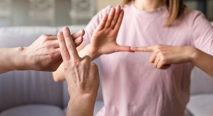 Personas sordas comunicándose en lengua de signos | Foto: Fundación Saldarriaga Concha