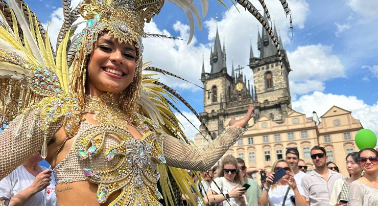 Candidata del carnaval de Tenerife en el centro de Praga
