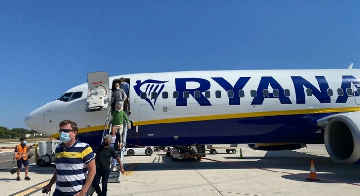 Pasajeros descendiendo de avión de Ryanair Foto Unsplash