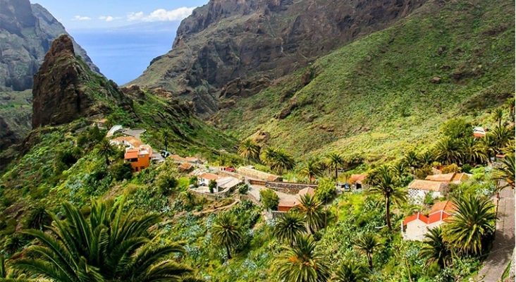 Vista del caserío de masca sobre una de las crestas del macizo de Teno, en el Parque Rural homónimo  (Tenerife) | Foto: Turismo de Islas Canarias