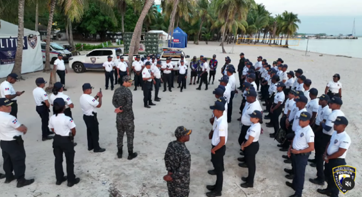 Limpieza del destino: la Policía Turística de Bávaro-Punta Cana detiene a vendedores ambulantes 