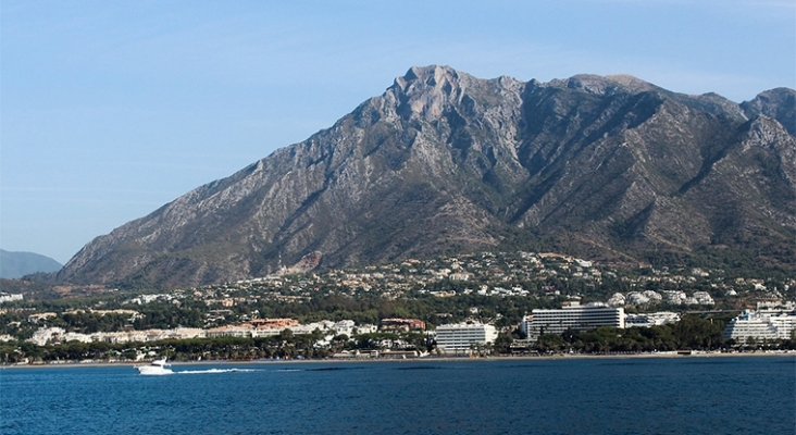 Vista de la costa de Marbella (Málaga) y la Sierra Blanca al fondo | Foto: Natalie White (CC)