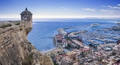 Fortificación del castillo de Santa Bárbara, con el puerto de Alicante al fondo | Foto: Alicante Turismo